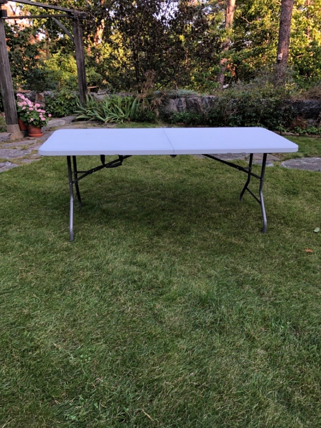 1-3 st fällbara bord, 1-8 klaffstolar