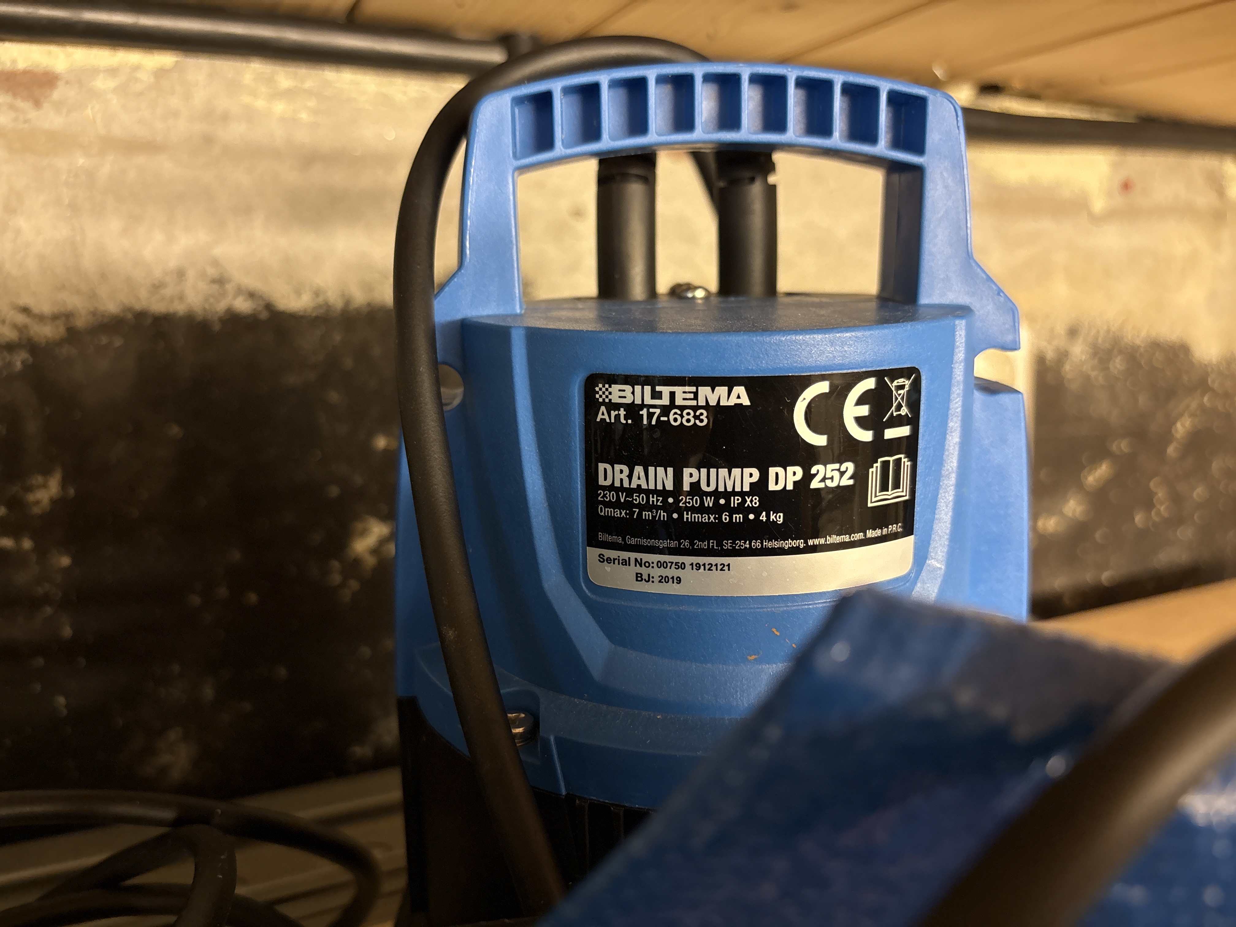 Nedsenkbar dreneringspumpe. har to store og en liten