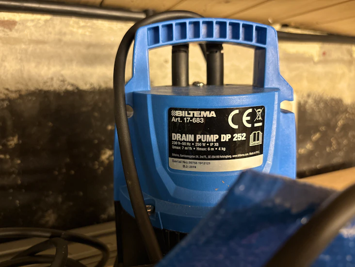 Nedsenkbar dreneringspumpe. har to store og en liten