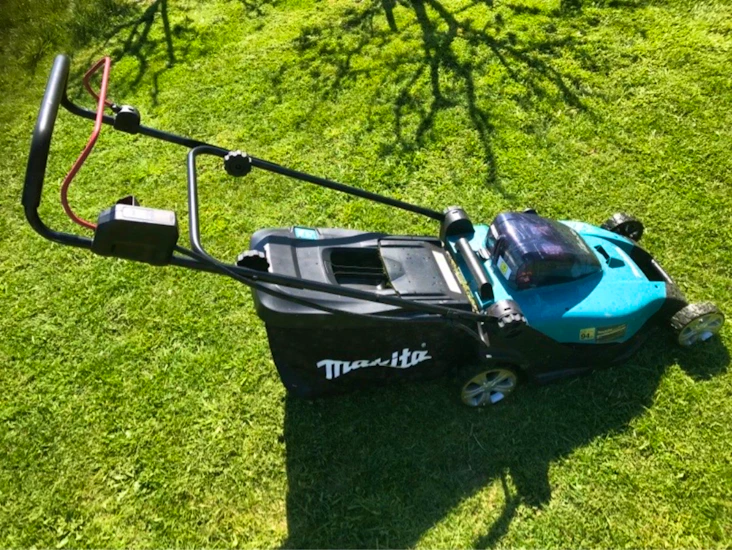 Batteridriven gräsklippare