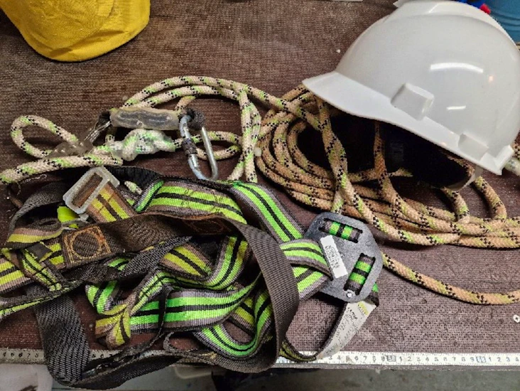 Säkerhetssele med lina och hjälm