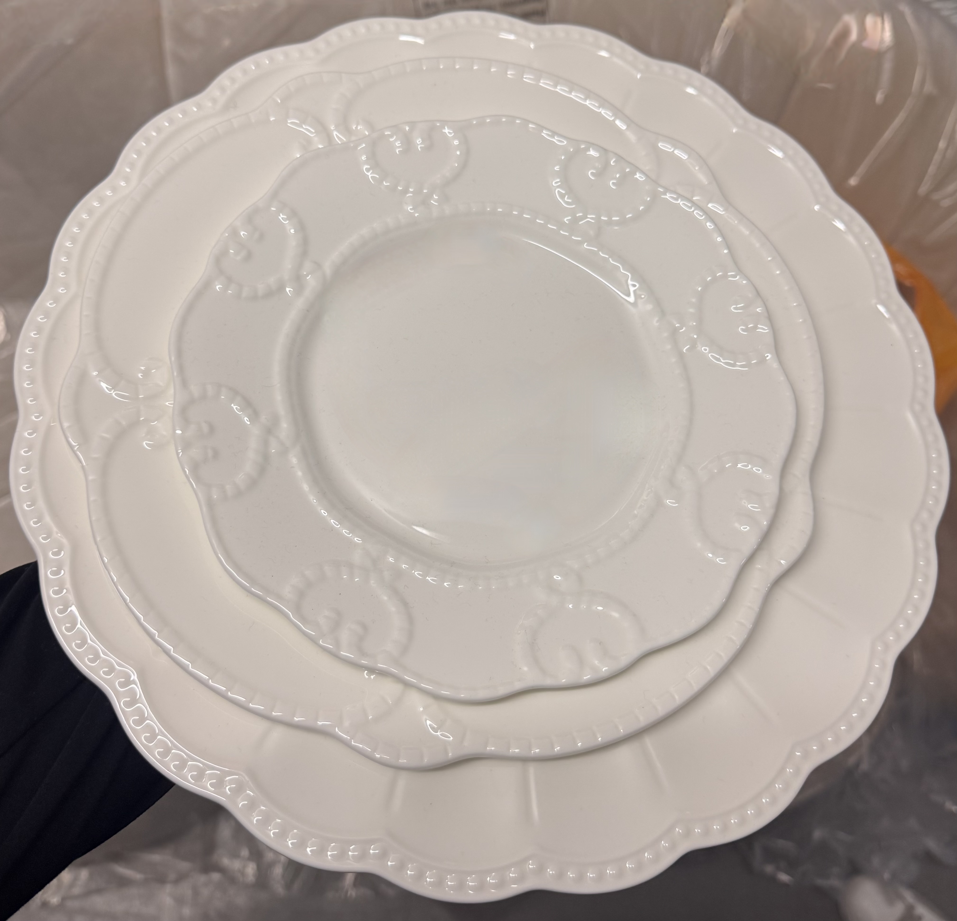 50 elegant white scalloped plates | wedding, dinner & event hire