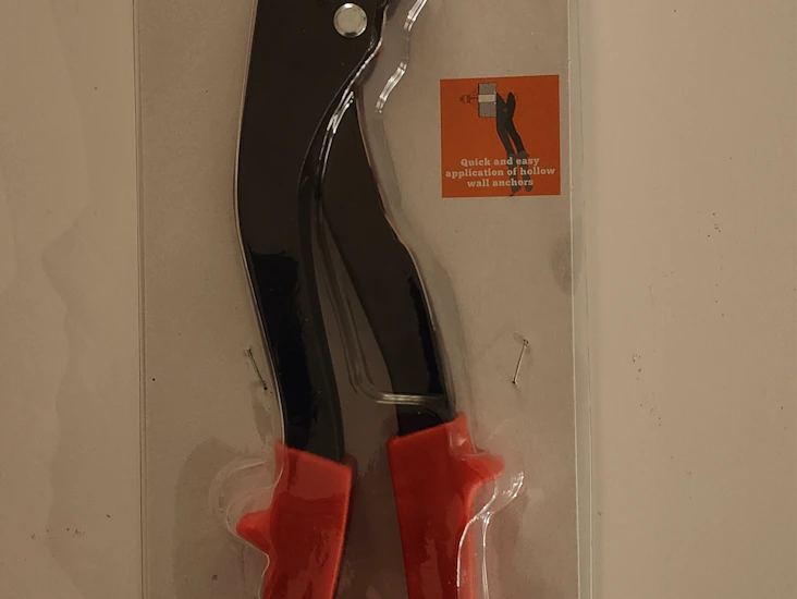 Assembly pliers for metal expanders
- drywall