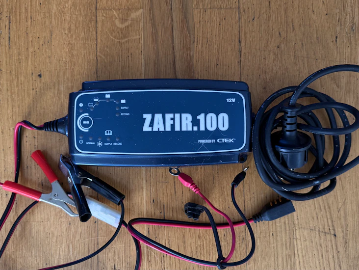 Smart batteriladdare för bil, moped, husbil m.m.