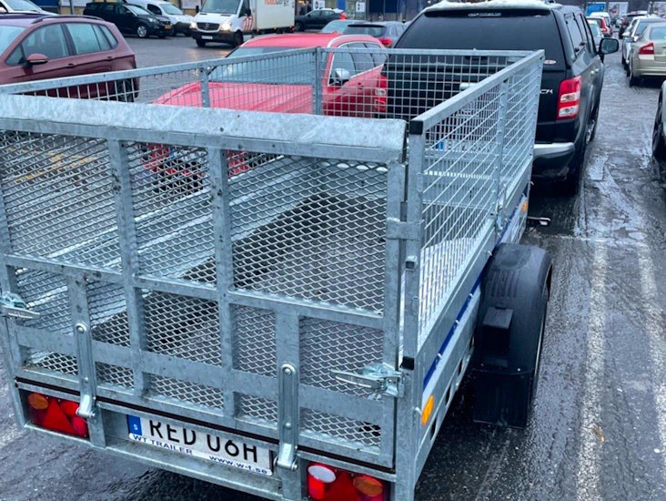 Bromsat gallersläp, proffskärra med ramp bak.