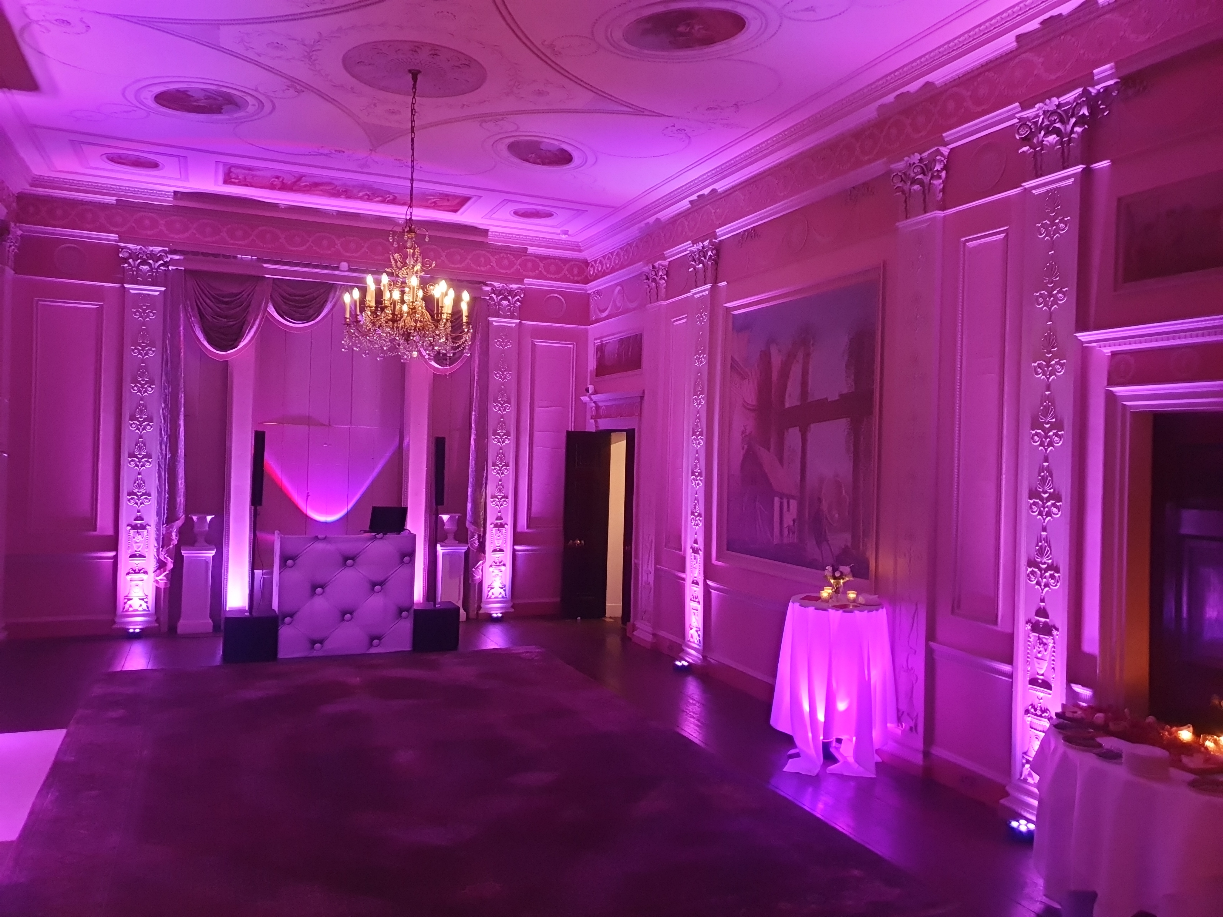 Foldable white chesterfield dj booth 