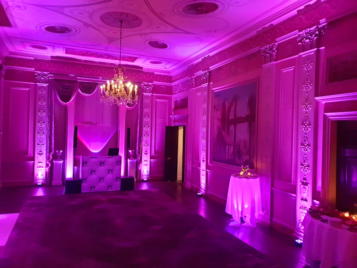 Foldable white chesterfield dj booth