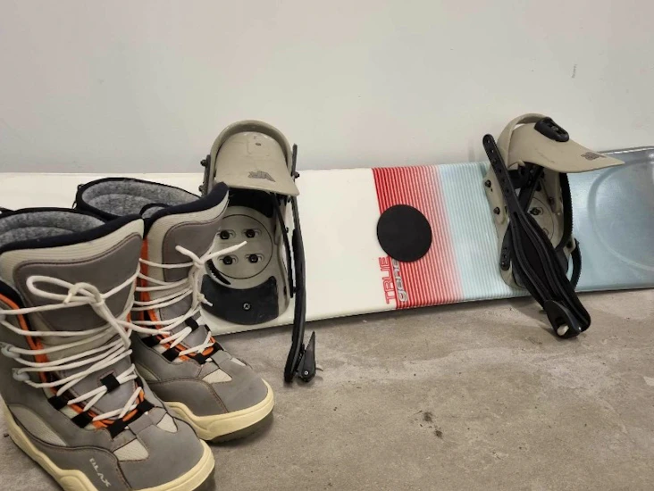 Snowboard 150 cm og støvler strl. 38