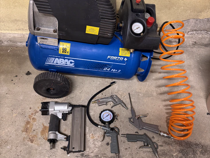 Abac kompressor 8 bar med bla spikpistol
