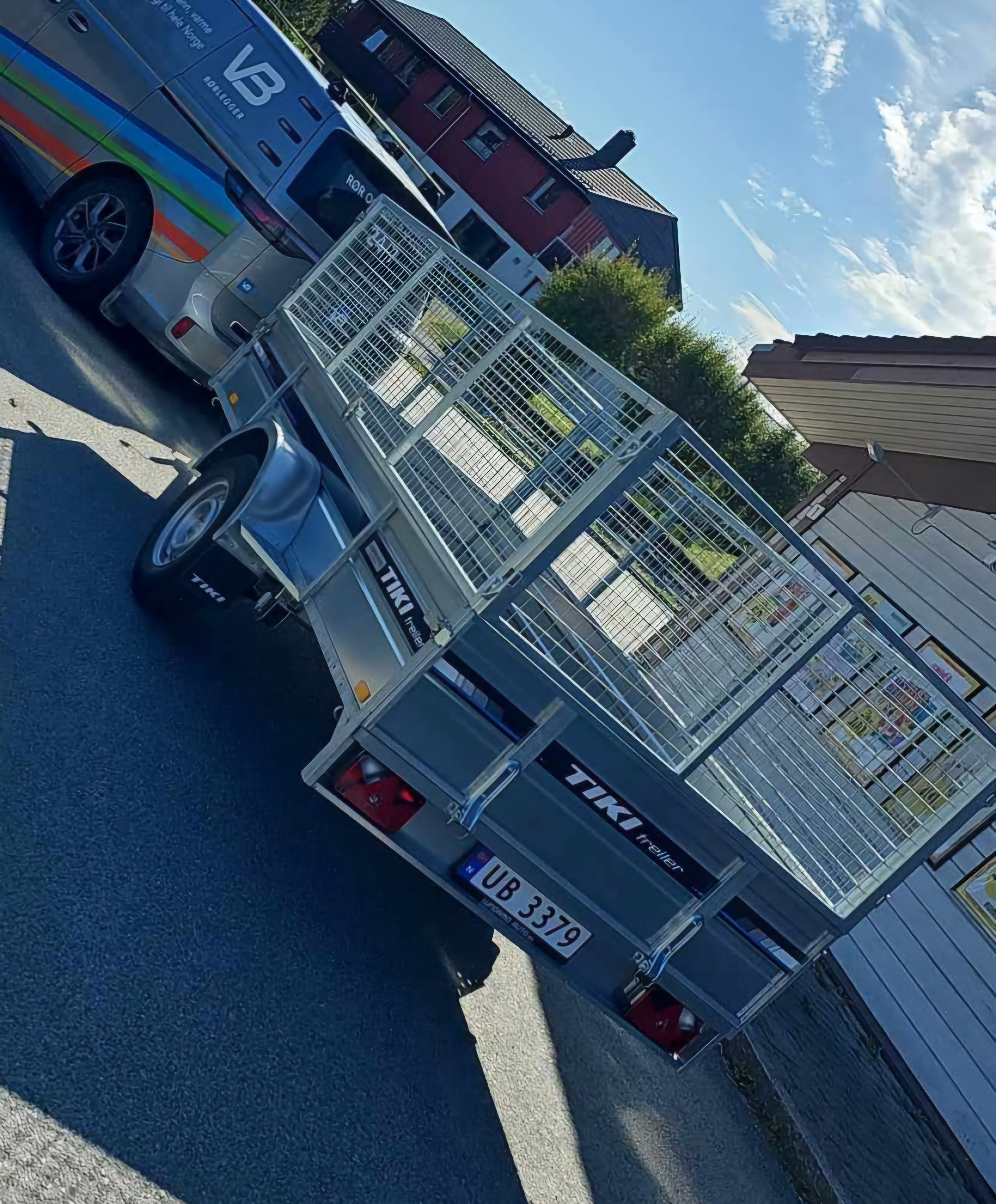 Varehenger med vippeplan og høye karmer