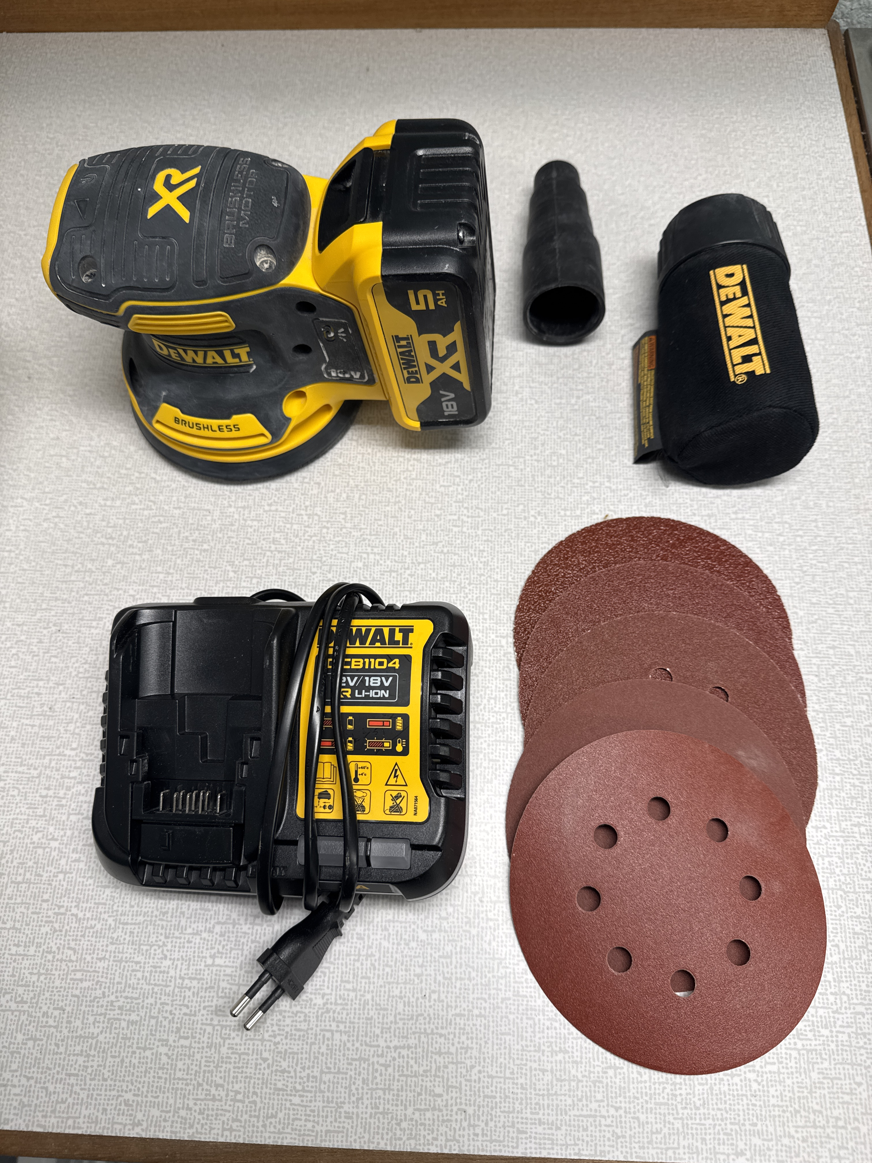 Dewalt excenterslip inkl papper och tillbehör