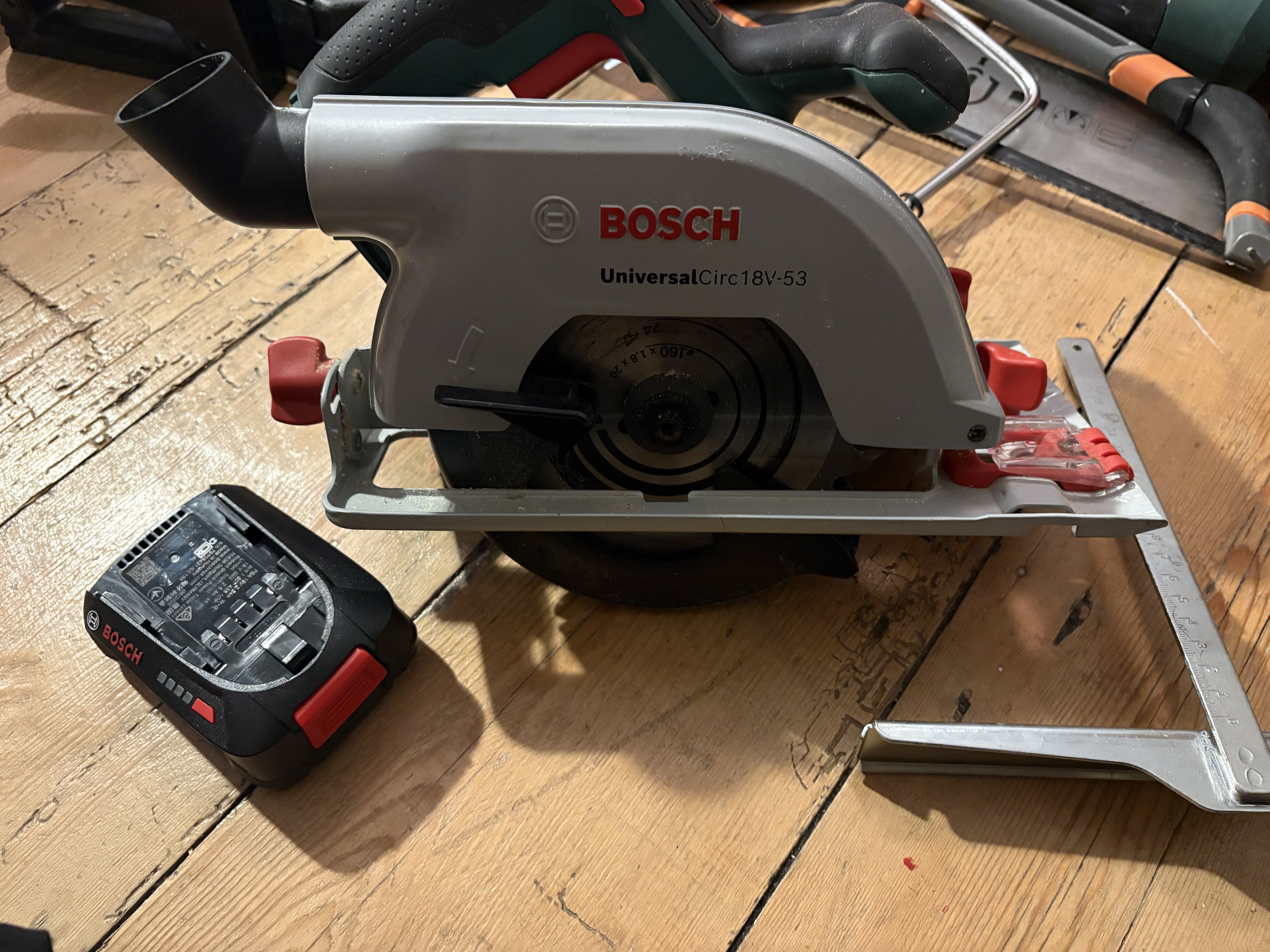 Circular saw and cutting guide