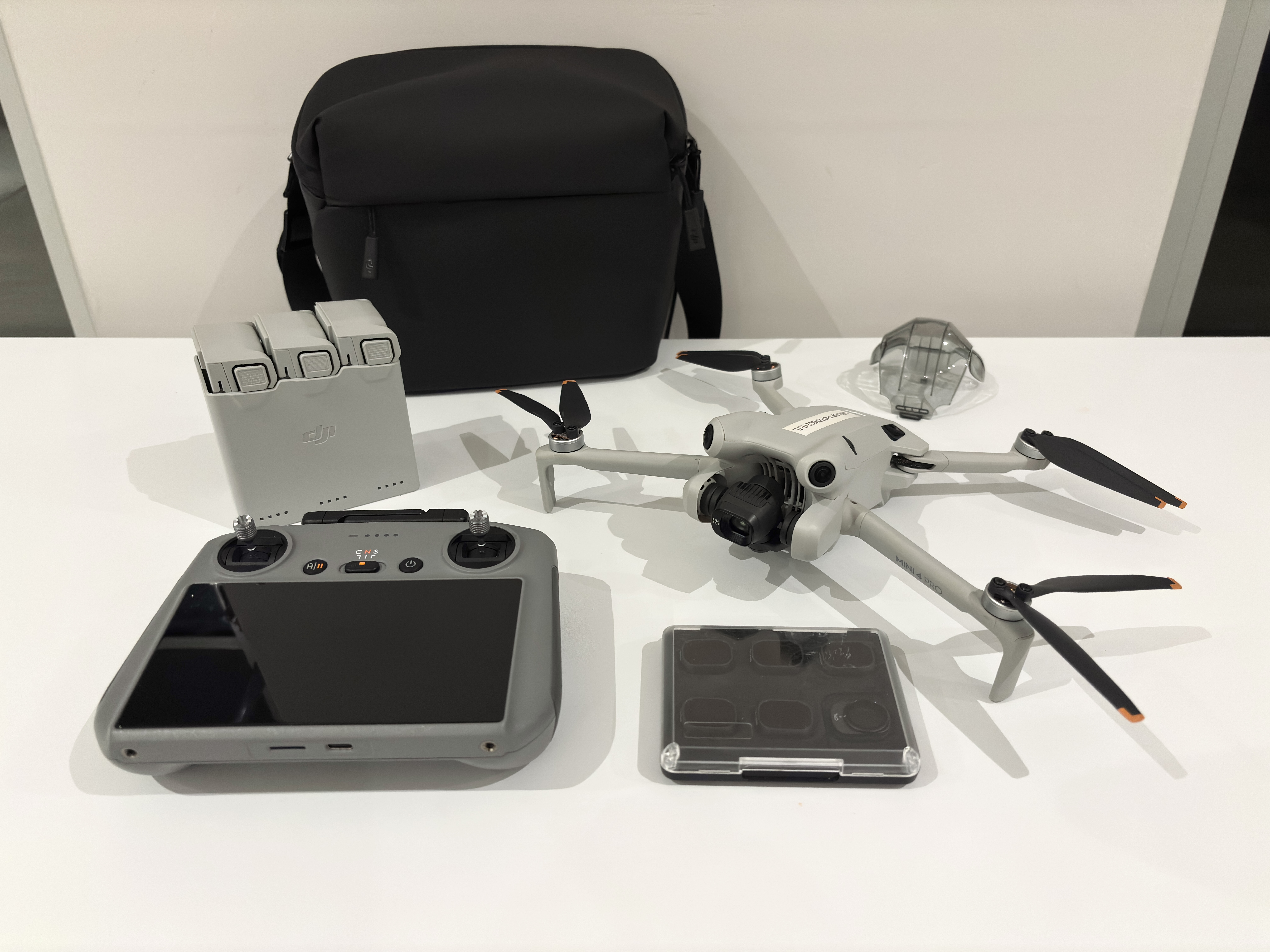 Dji mini 4 pro fly more kit (includes nd filters & 64gb micro sd)