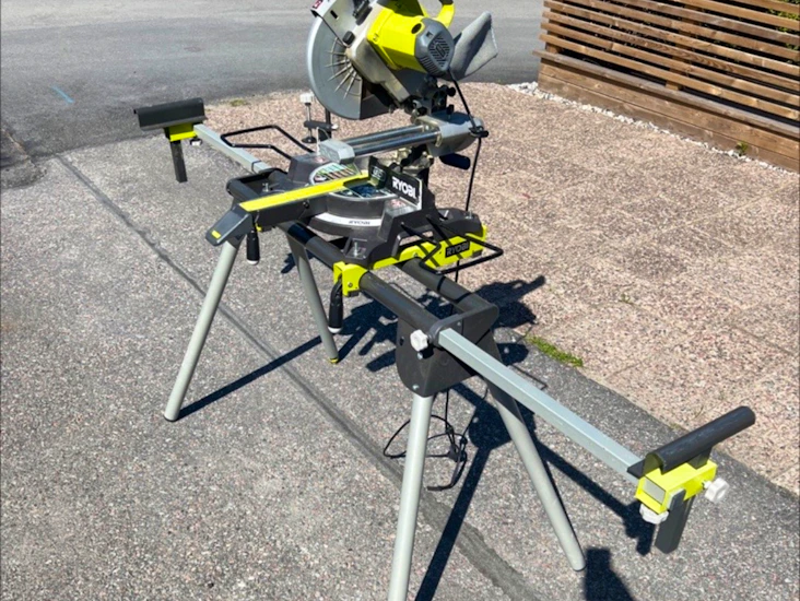 Ryobi 2000w kap- & gersåg med stativ