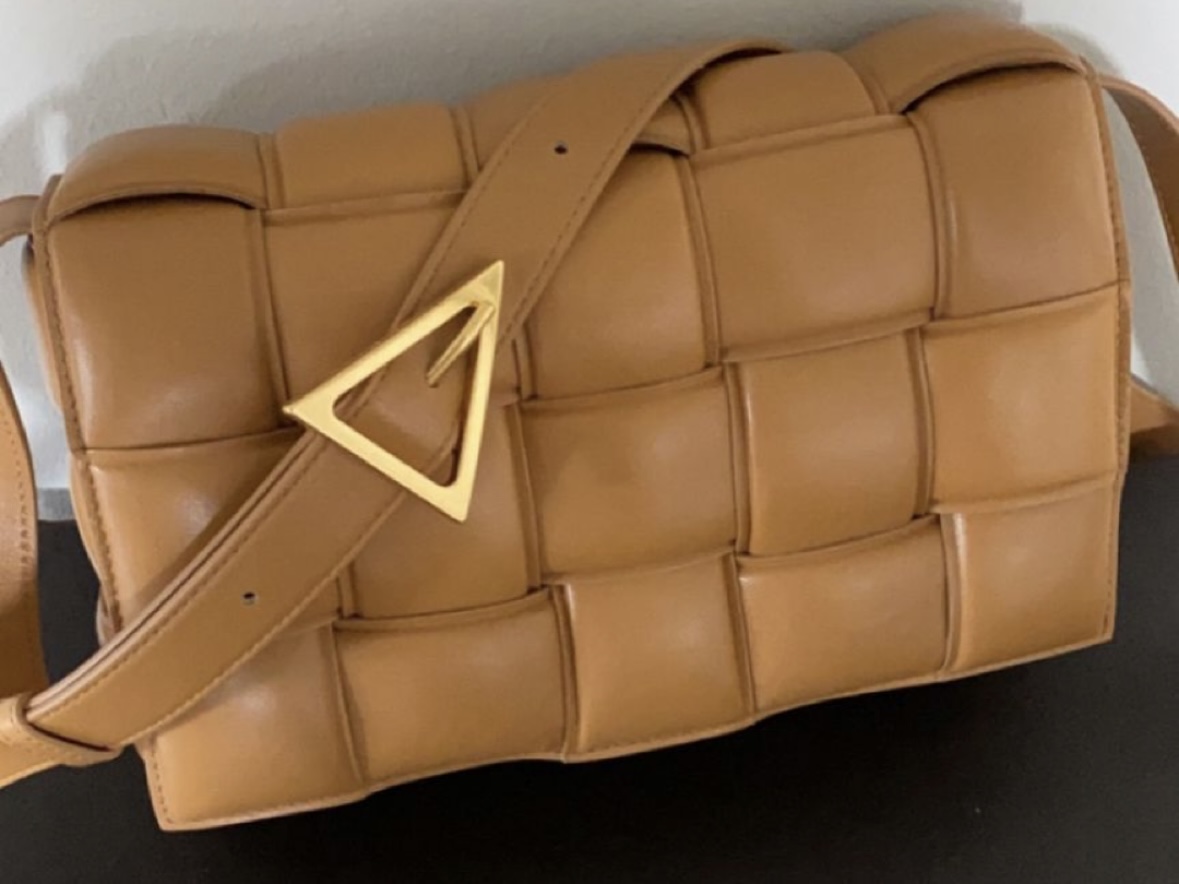 Bottega veneta padded cassette i fargen caramel