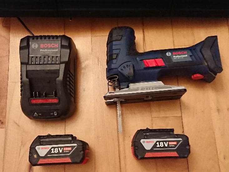 Sticksåg bosch, snabbladdare + två batterier