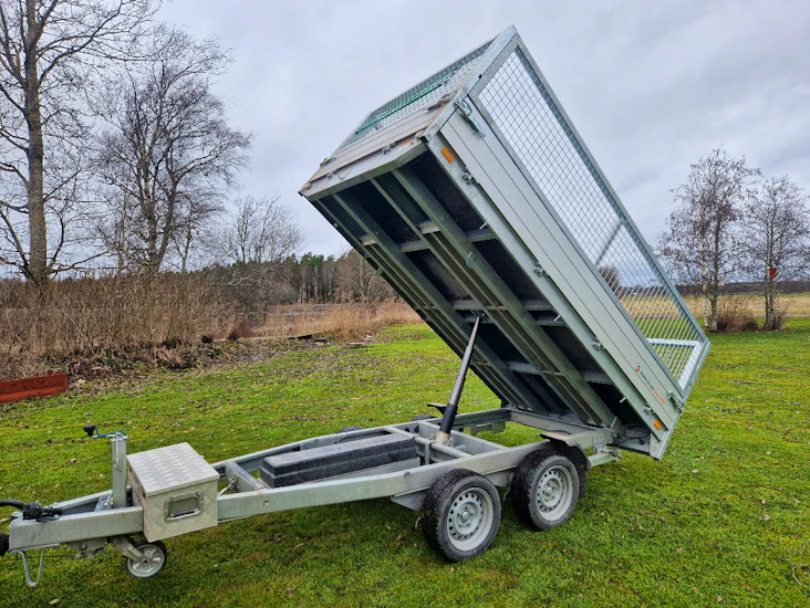 Tippsläp med gallergrindar och ramper