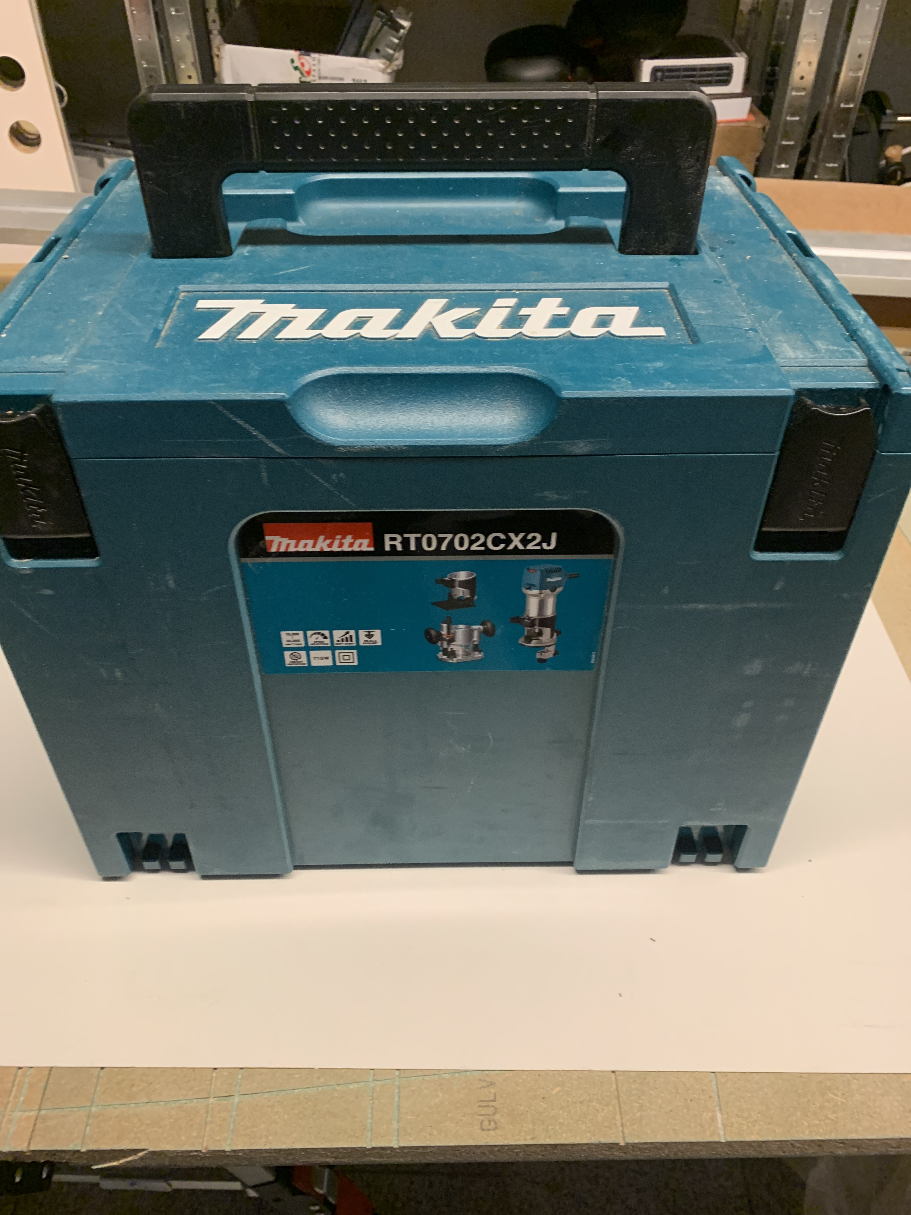Makita-ruter med tilbehør og kuttere