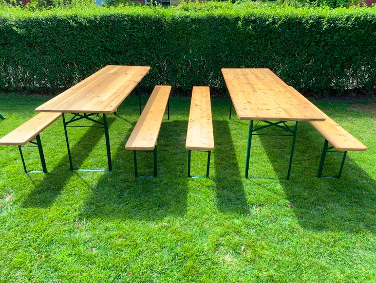 Bord och bänkar med plats för 16 personer