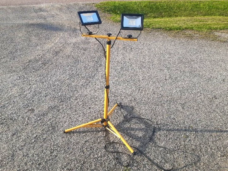 Tuplatyövalo jalustalla