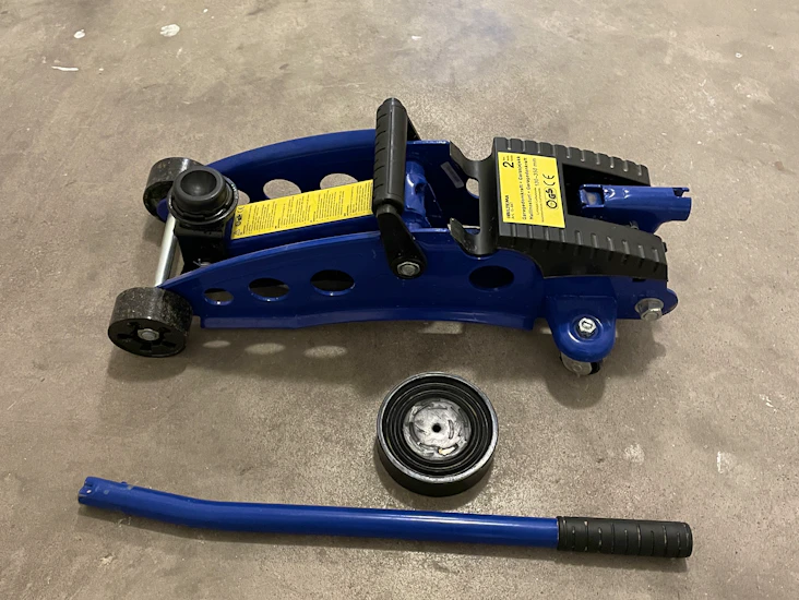 Domkraft 2 ton (+ fälgkors)