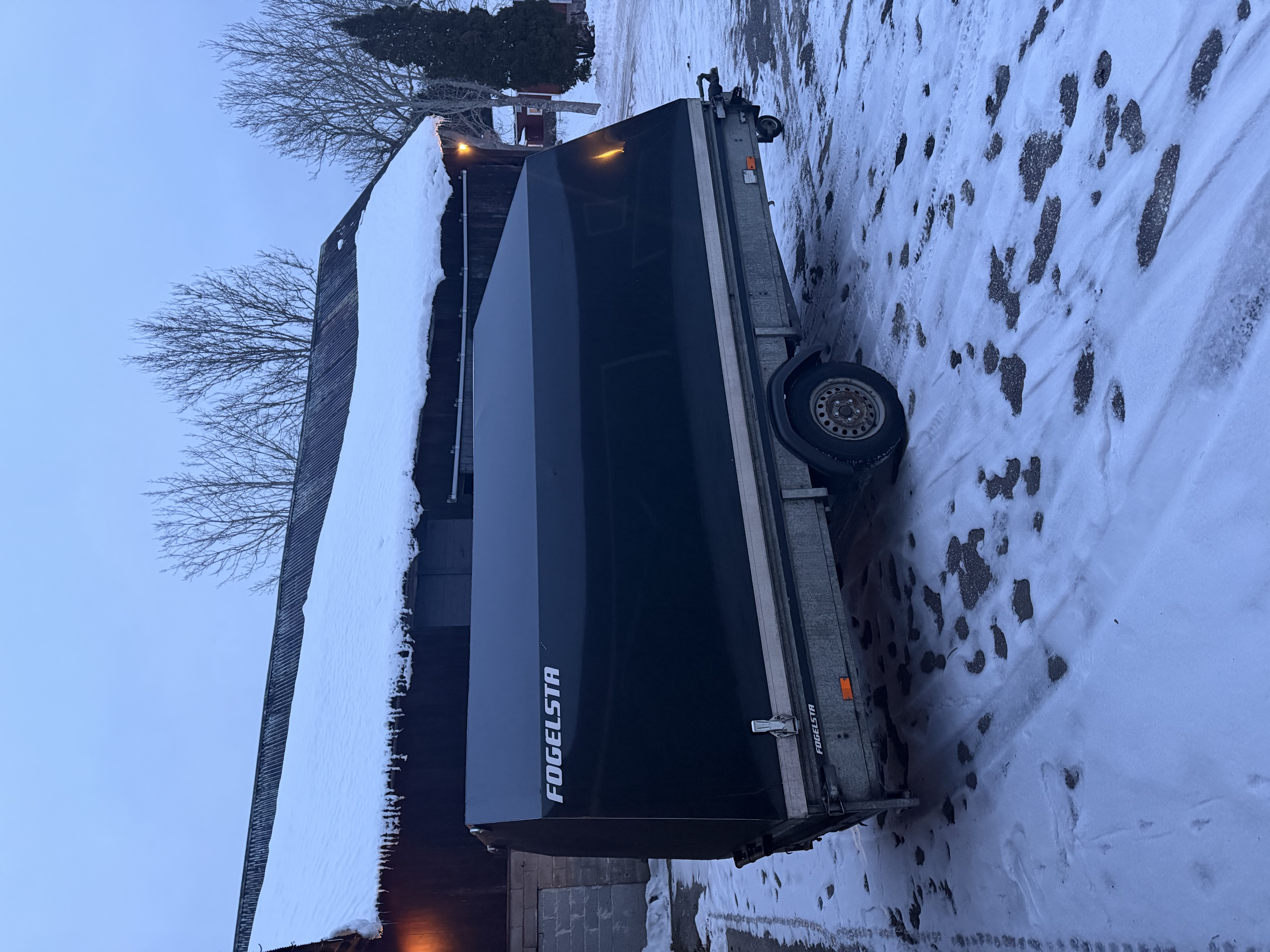 Fogelsta släpvagn med tipp och kåpa