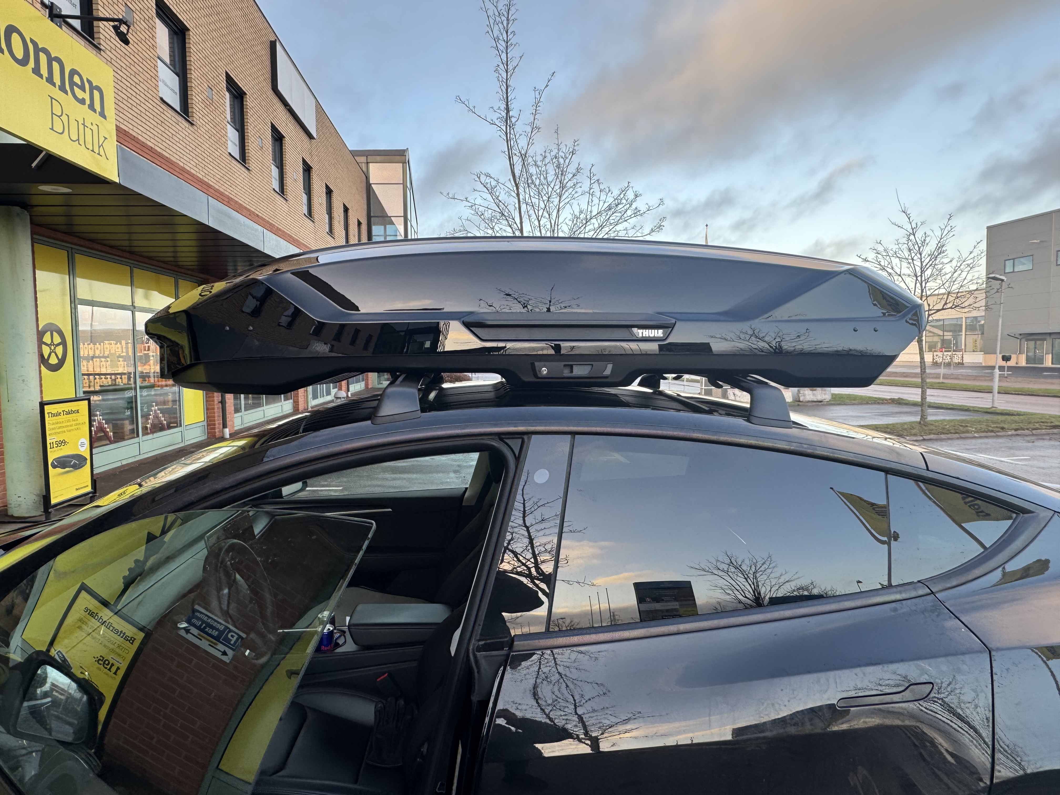 Tesla model y takräcke med takbox 