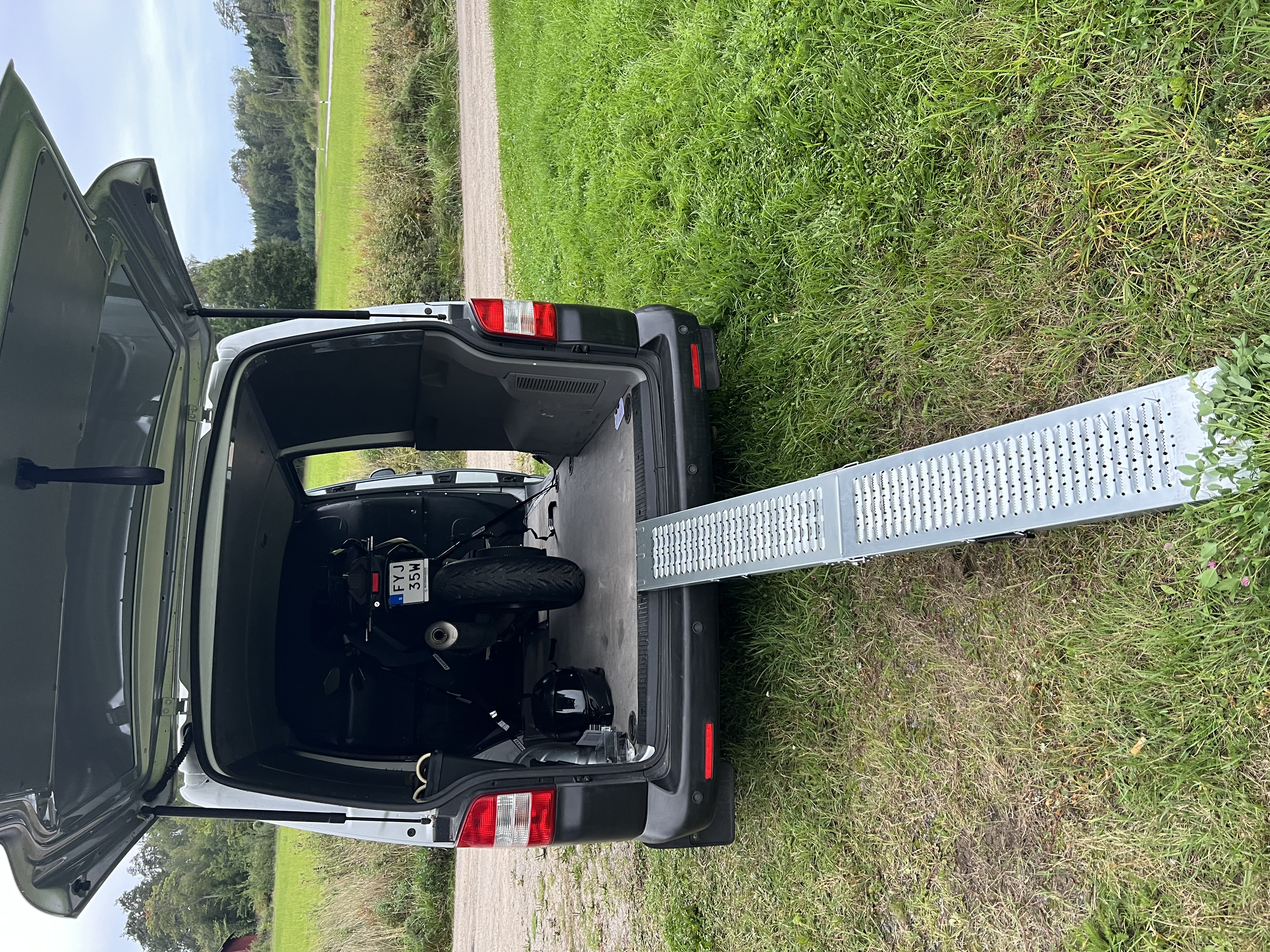 Vw transporter för transport av motorcyklar och fyrhjuling.  mc atv släp