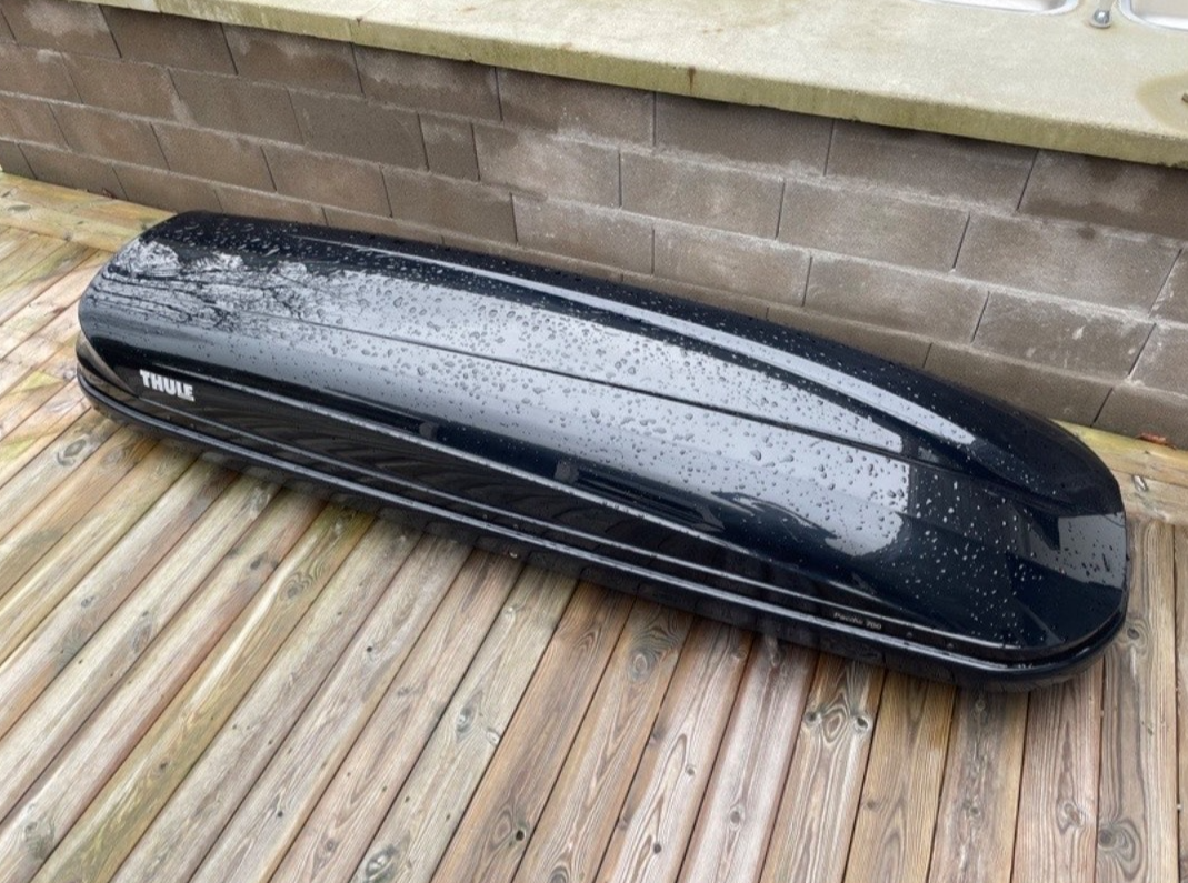 Thule 700 suksiboksi (löytyy myös kattotelineet useimpiin kattokaiteellisiin autoihin)