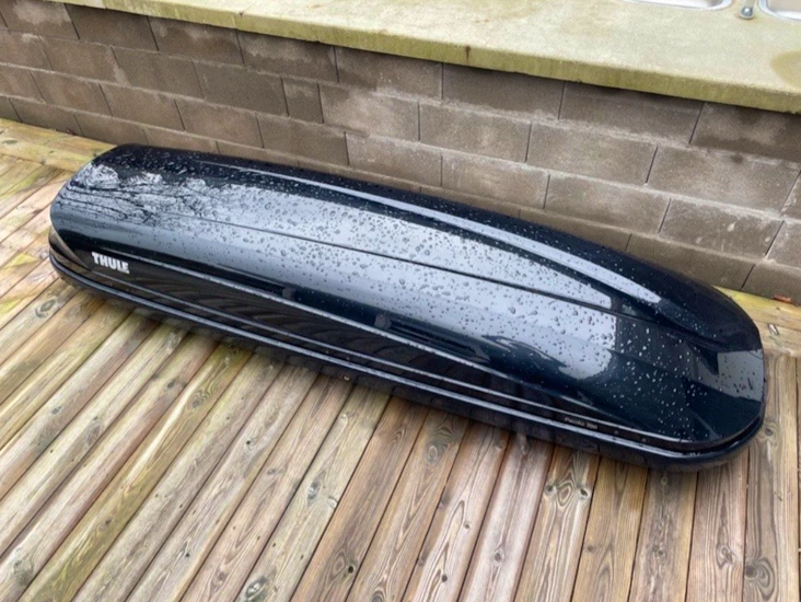 Thule 700 suksiboksi (löytyy myös kattotelineet useimpiin kattokaiteellisiin autoihin)