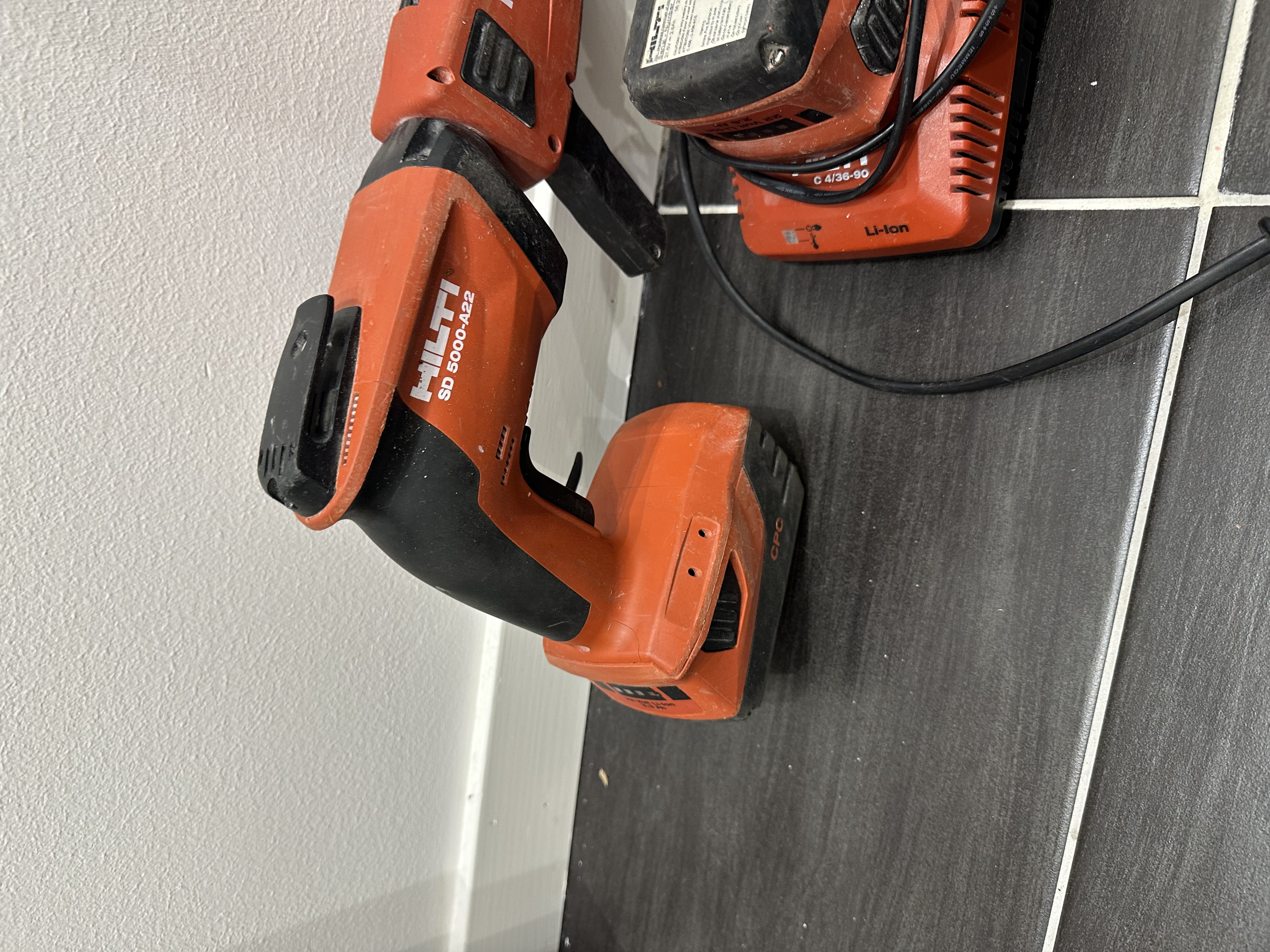 Hilti skruvautomat dubbla batterier