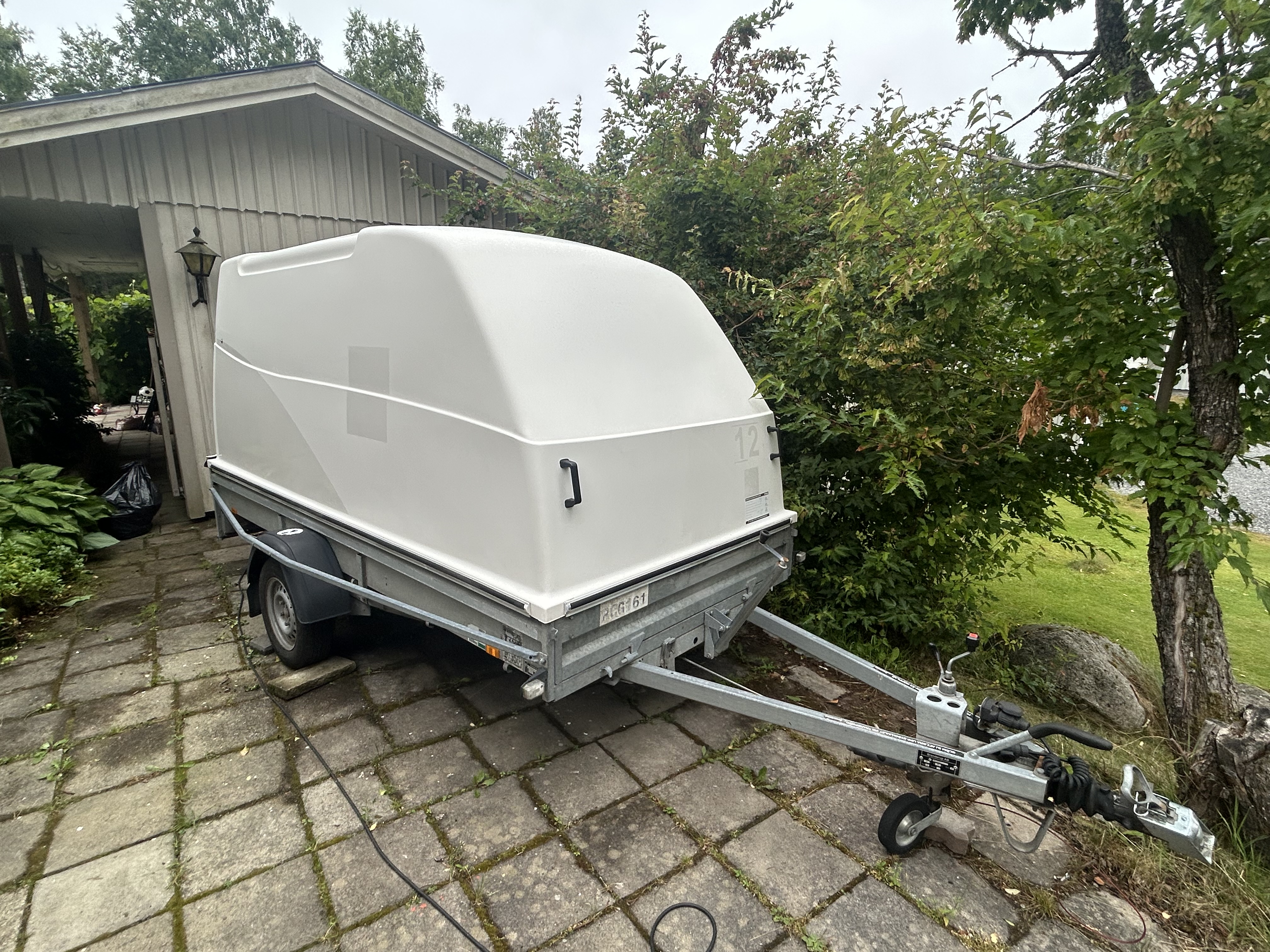 Släpvagn täckt 3,25x1,5x1,5m tippbar