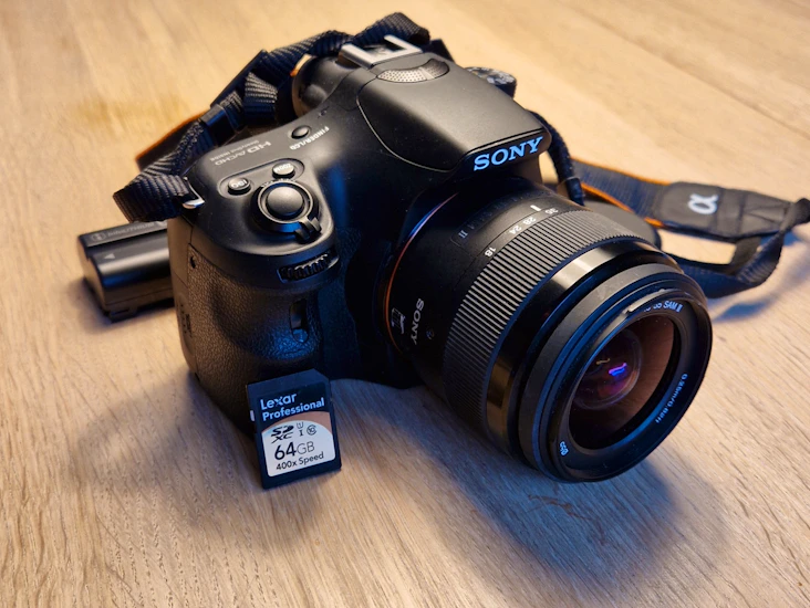 Sony a58 kamera med objektiv, rem og 64gb hukommelse