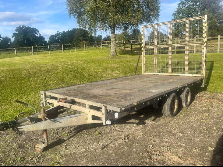 Plant trailer with tailage