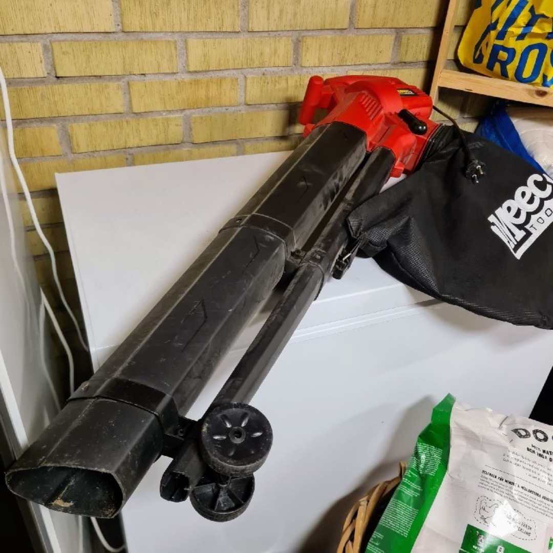 Eldriven lövblås och uppsugning