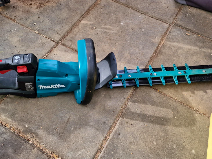 Makita ammattiversio pensasleikkuri