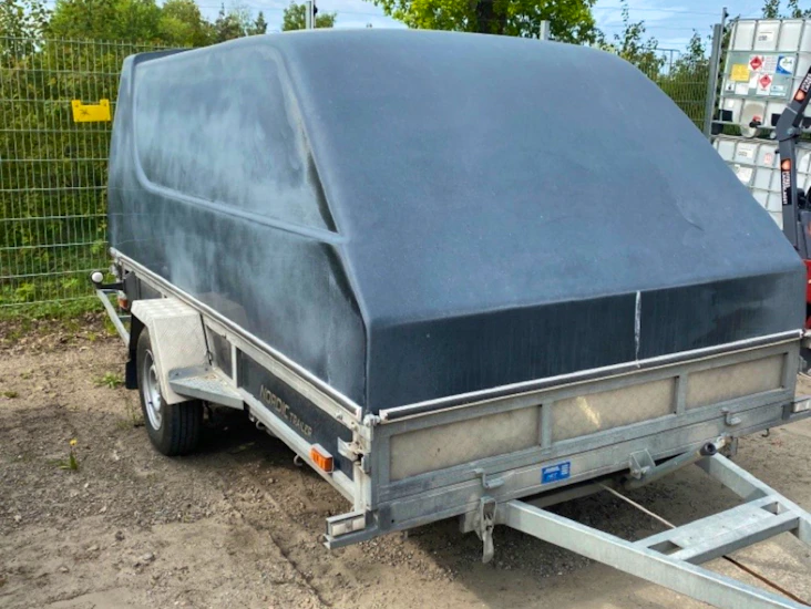 Skotersläp med plats för två maskiner