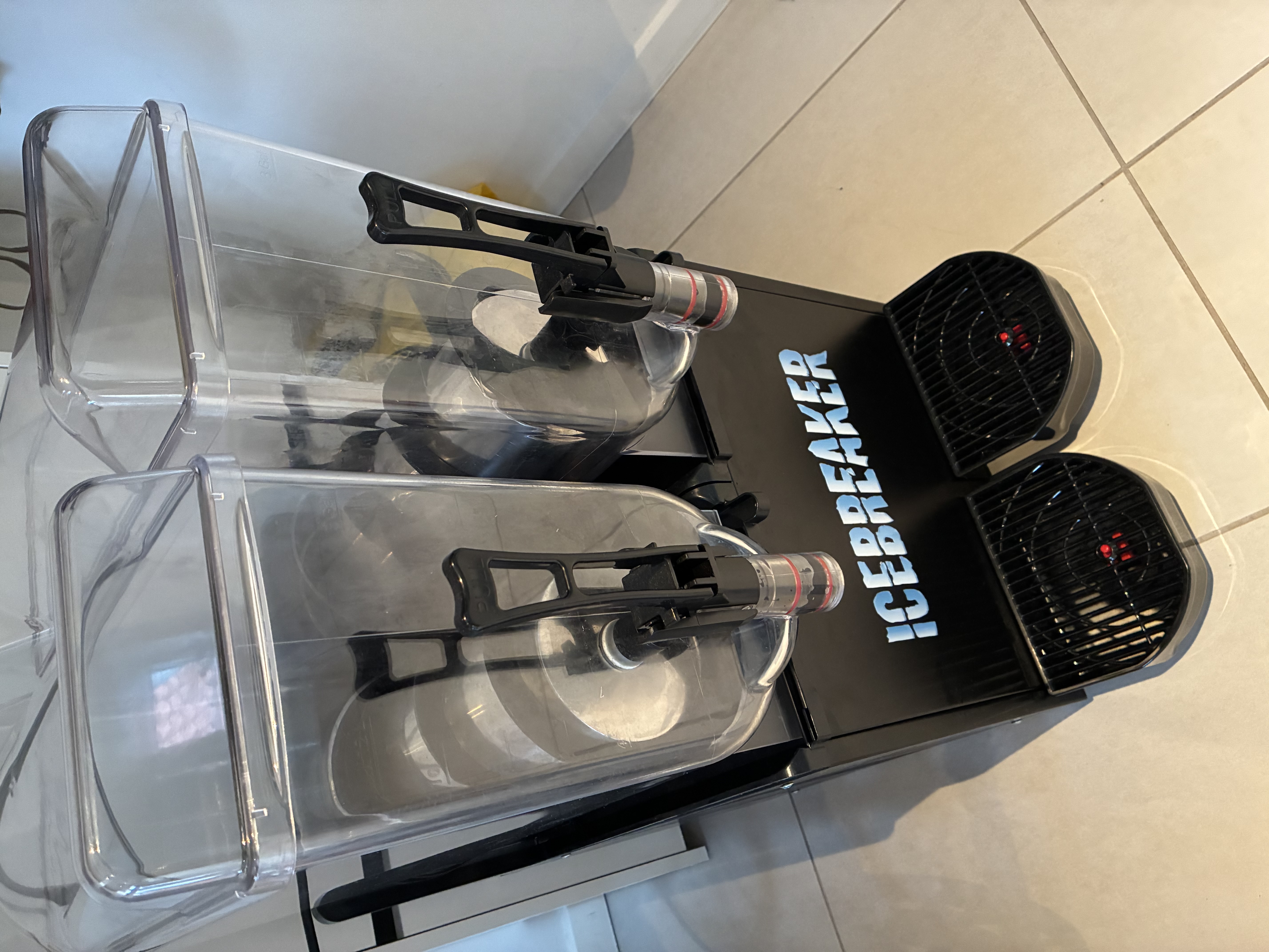 Sluch ice maskine 2x12 liter inkl lev. & afhentning (obs inkl. 4 liter saft🥤🥤)