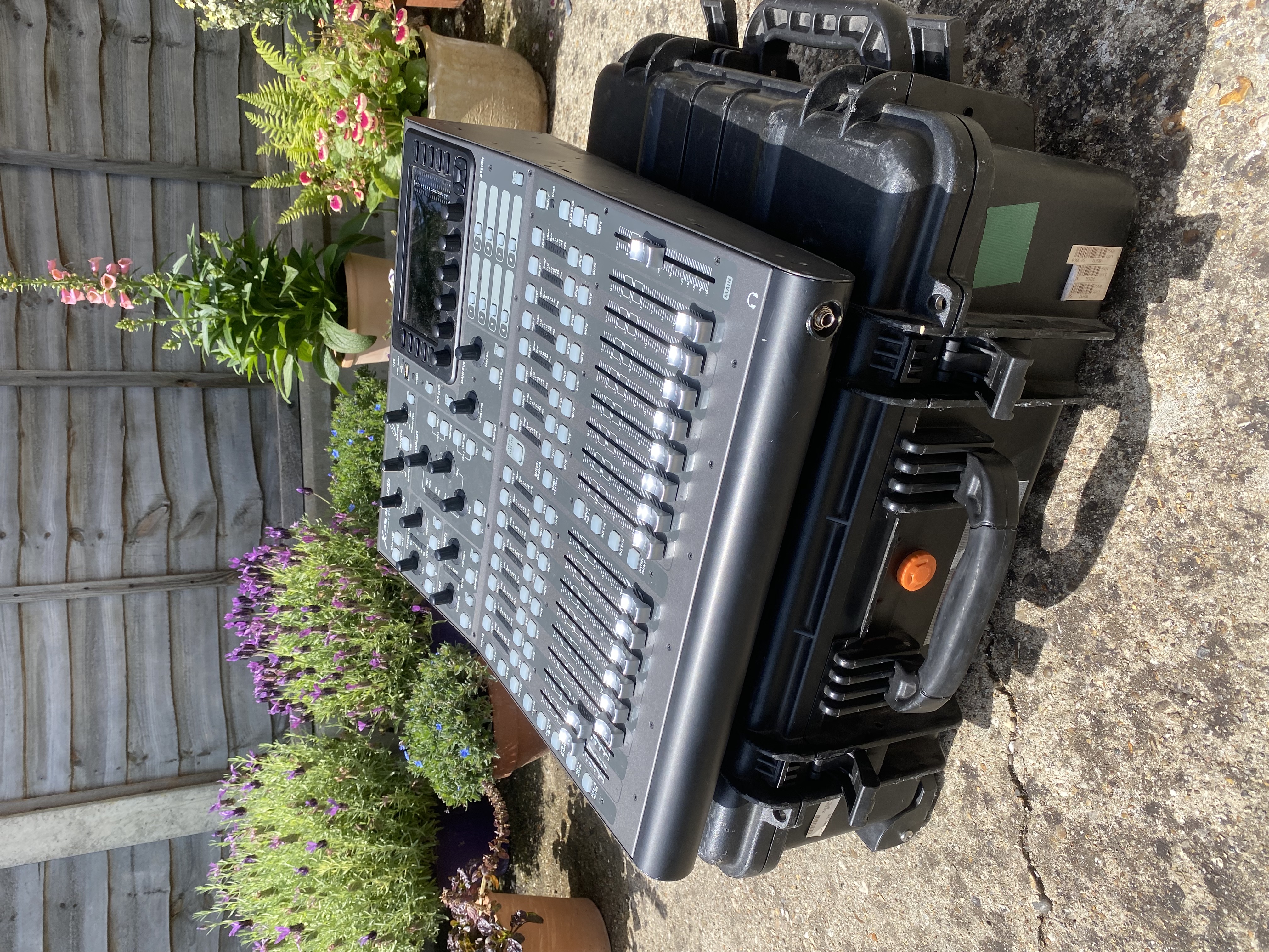 Behringer x32 compact + 16ch digital stage box