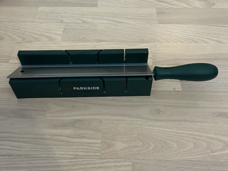 Geringslåda med liten såg