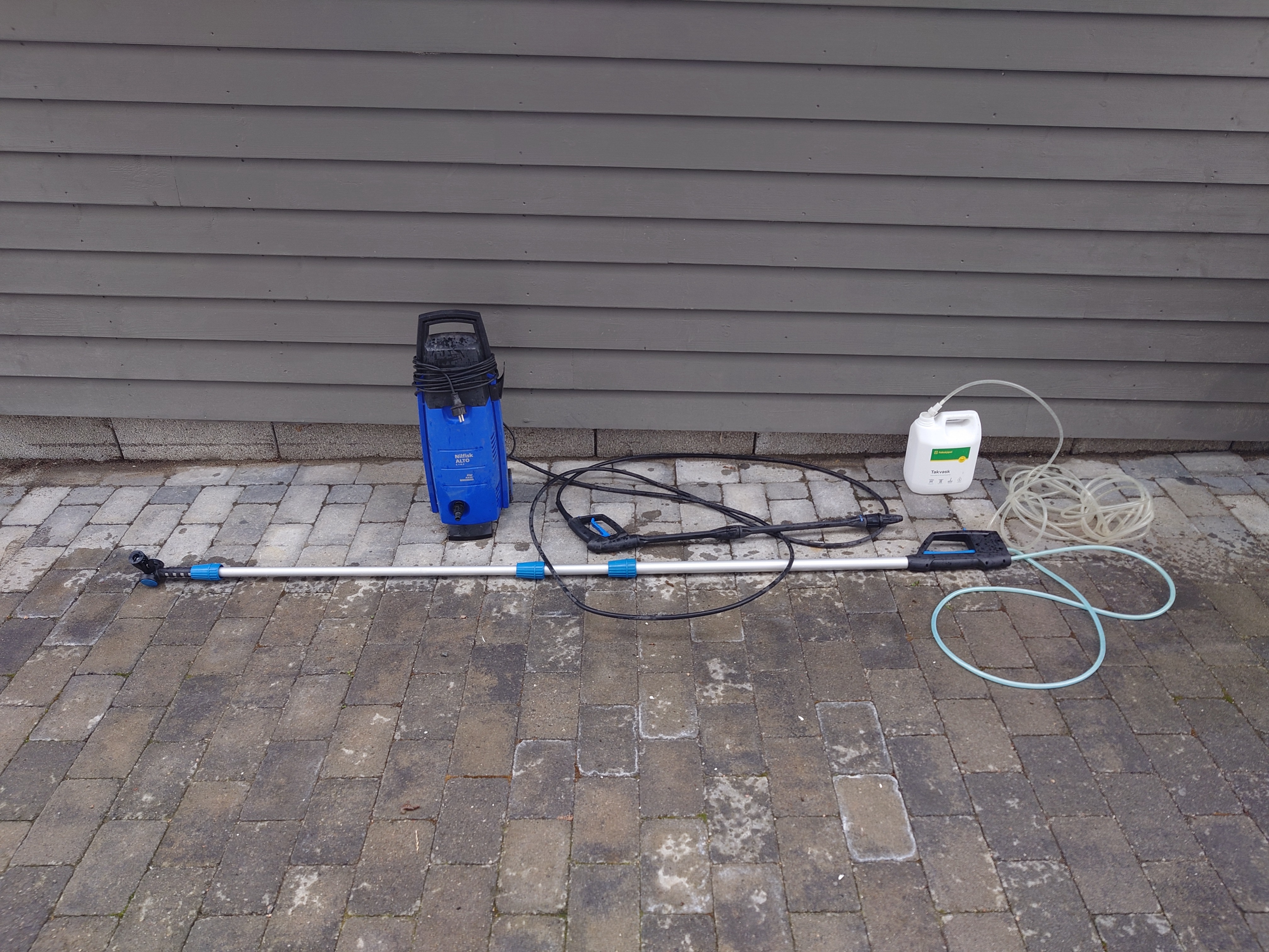 Nilfisk høytrykkspyler med teleskoplanse på 4 meter.