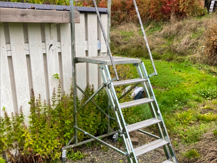 Mobil trappa med plattform arbetshöjd 1,25m