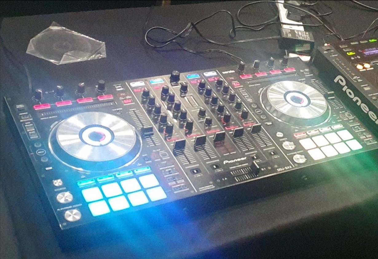 Pioneer ddj sx2 serato controller.