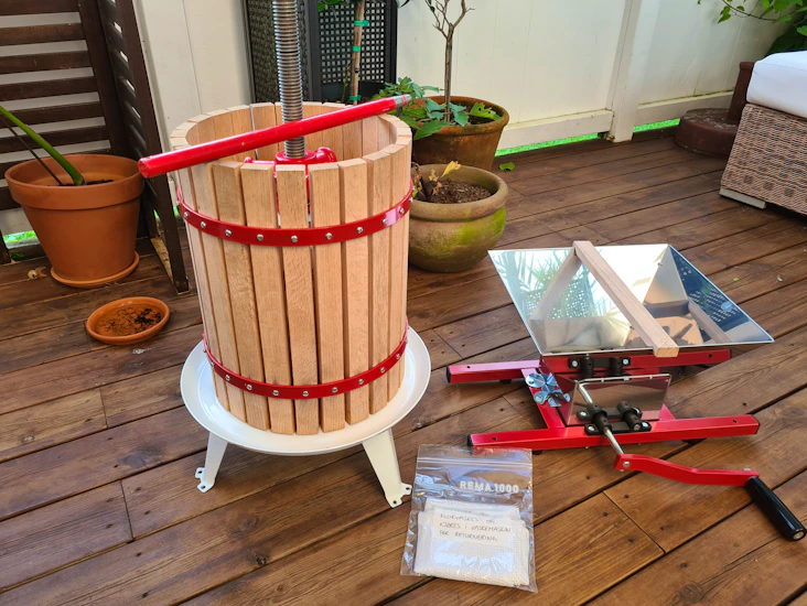 Fruktpresse 18l og fruktkvern