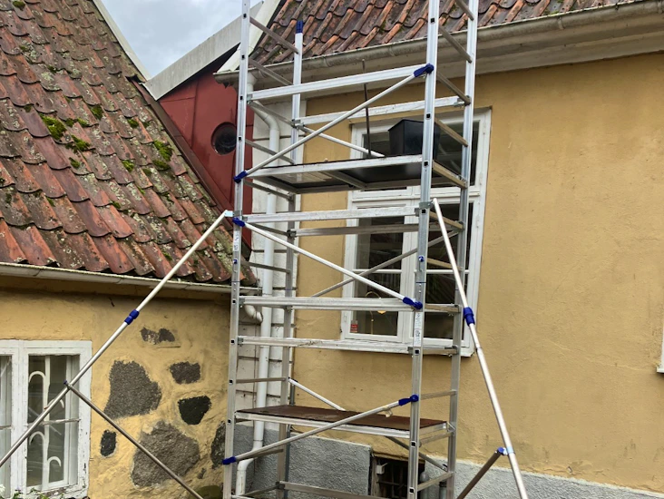 Byggställning 4.9m, arbetshöjd på nära 7 m.