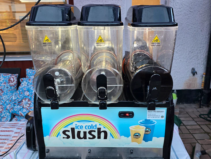 Slush-maskin 3x15l uthyres!