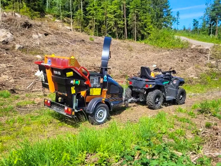 Flismaskin kommer för uthyrning