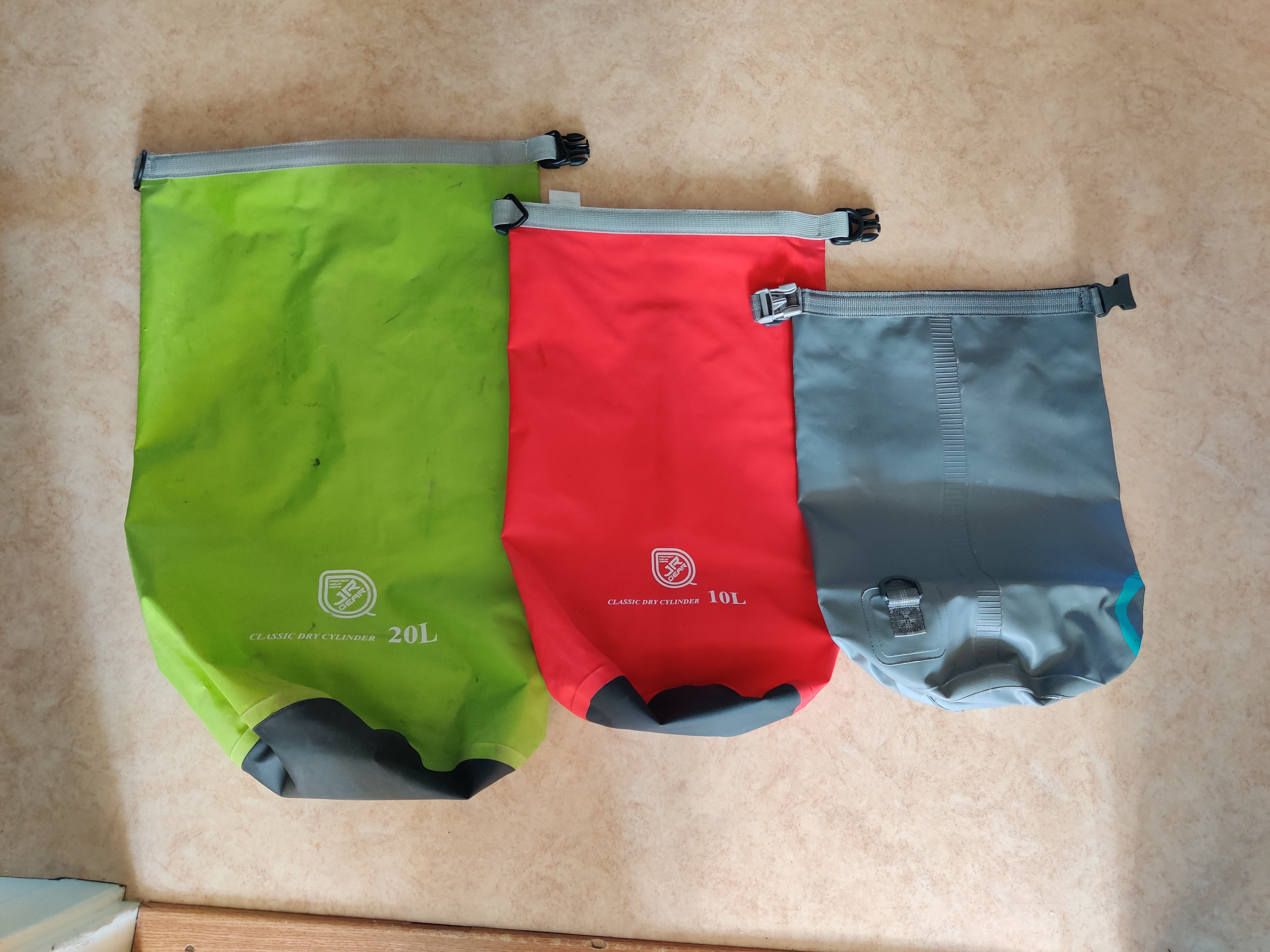 Drybags i olika storlekar 