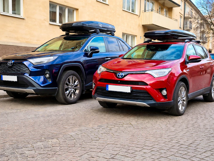 Två toyota rav4 hybrid samtidigt – perfekt för större sällskap, totalt 10 platser