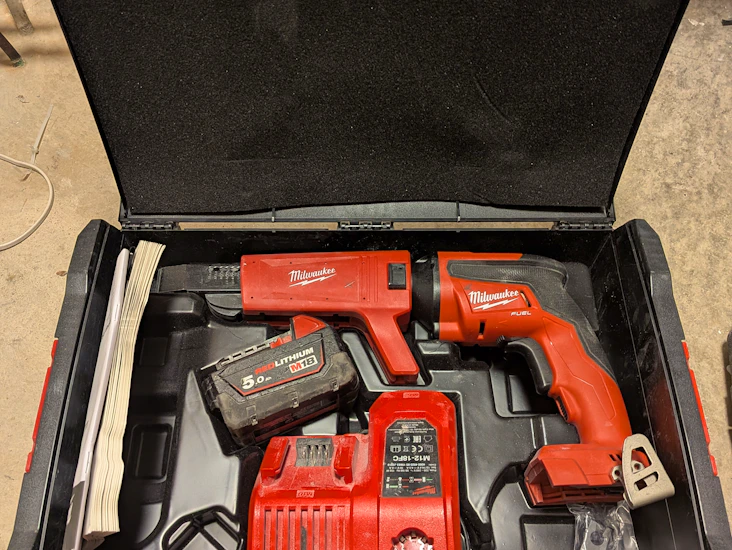 Milwaukee skruvautomat